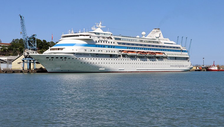 "Astoria Grande" kruvaziyeri 800 yolcusuyla ikinci kez Trabzon'a geldi