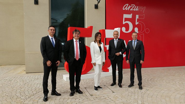 Arzum, 55'inci yaşını 55 ayrı tasarımla kutladı