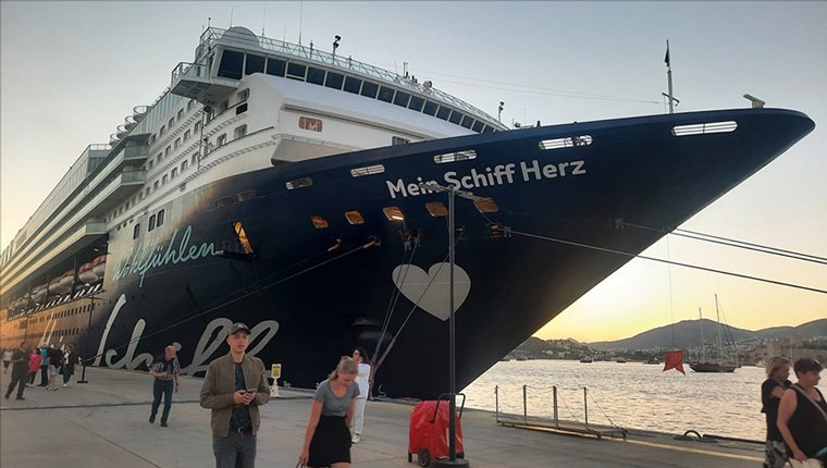 Bodrum'a 'Mein Schiff Herz' ile 1743 yolcu getirildi!