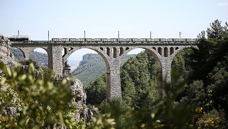 James Bond'un aksiyon sahnelerinin çekildiği tarihi köprü turizme katkı sağlıyor
