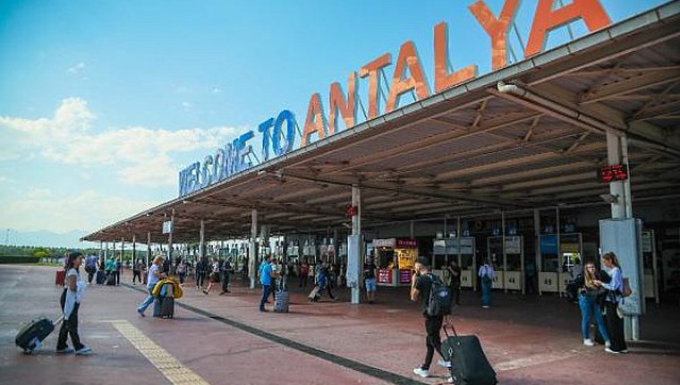 Rusya'dan Antalya'ya gelen günlük 80 uçağa ek seferler düzenlendi
