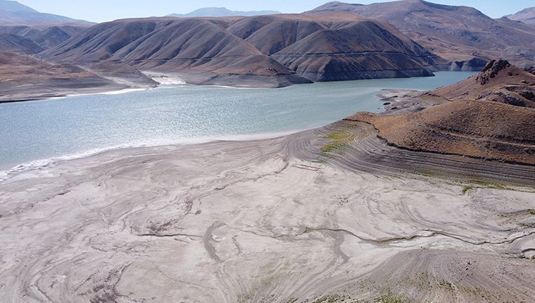 Van'daki Zernek Barajı'nda su seviyesi dibi gördü