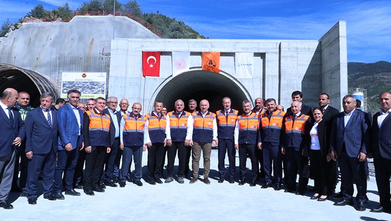 Bakan Karaismailoğlu, yeni Zigana Tüneli inşaatını inceledi!