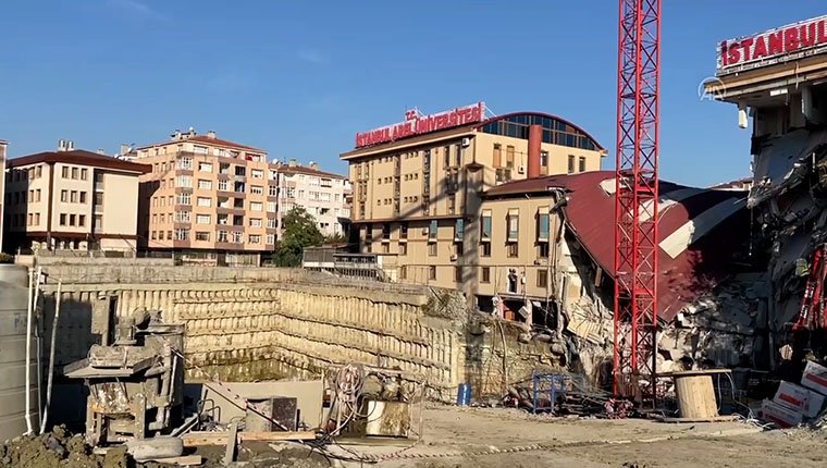 Küçükçekmece'de tedbir amaçlı boşaltılan 3 katlı özel üniversite binası çöktü