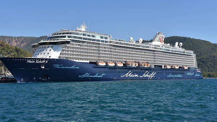 Dev kruvaziyer "Mein Schiff 5" Marmaris Limanı'na yanaştı