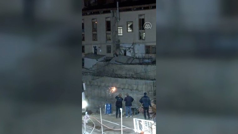 Küçükçekmece'de özel üniversite binasının çökme anı!