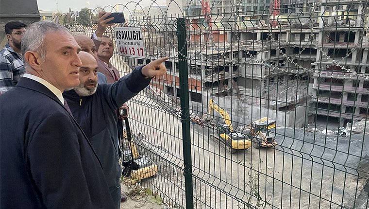 Küçükçekmece'de binaları tedbir amaçlı boşaltılan vatandaşların bekleyişi sürüyor