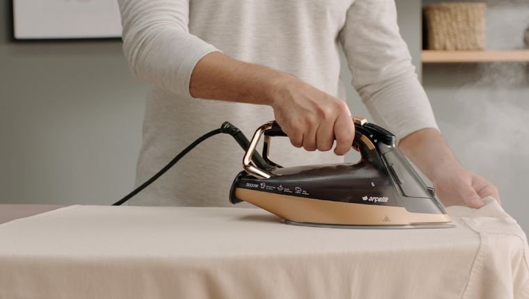 Yüksek buhar gücü ve ütüleme performansı Arçelik Aria Expert ütüde!