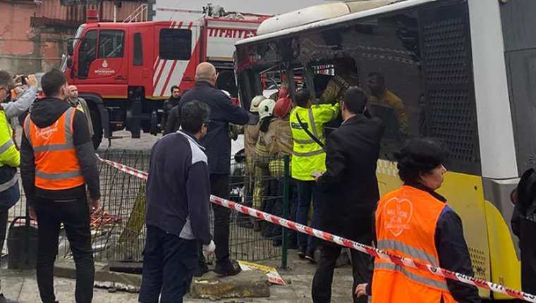 İstanbul'da tramvay ile İETT otobüsü çarpıştı!