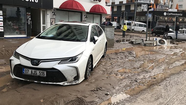 Antalya'da sel nedeniyle çok sayıda ev ve iş yerini su bastı