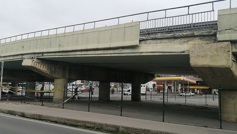 İstanbul'da beton parçaları dökülen üst geçit tehlike oluşturuyor
