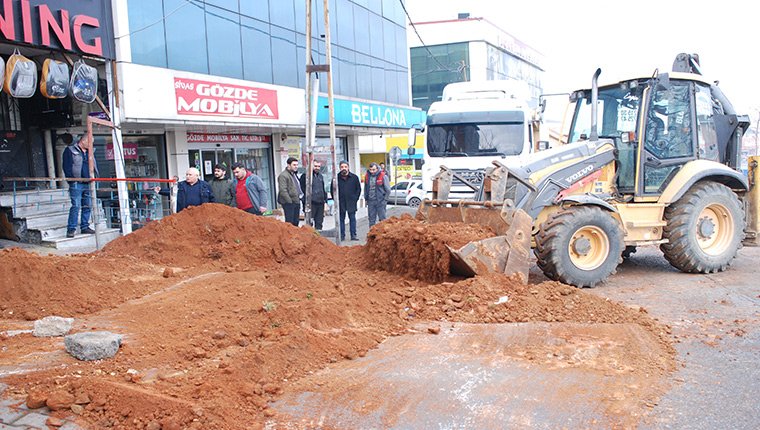 Zam konusunda anlaşamadığı kiracısının dükkanının önüne toprak döktürdü