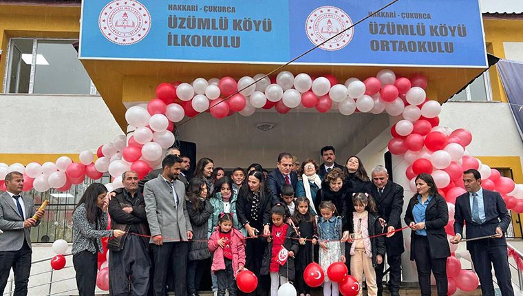 Permolit Boya, Hakkari'deki köy okulunun duvarlarını renklendirdi!