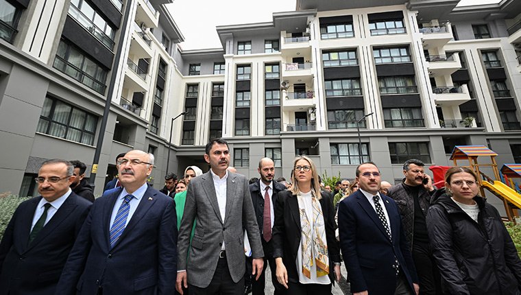 Bakan Kurum, İzmir'de depremzedeler için yapılan konutları inceledi