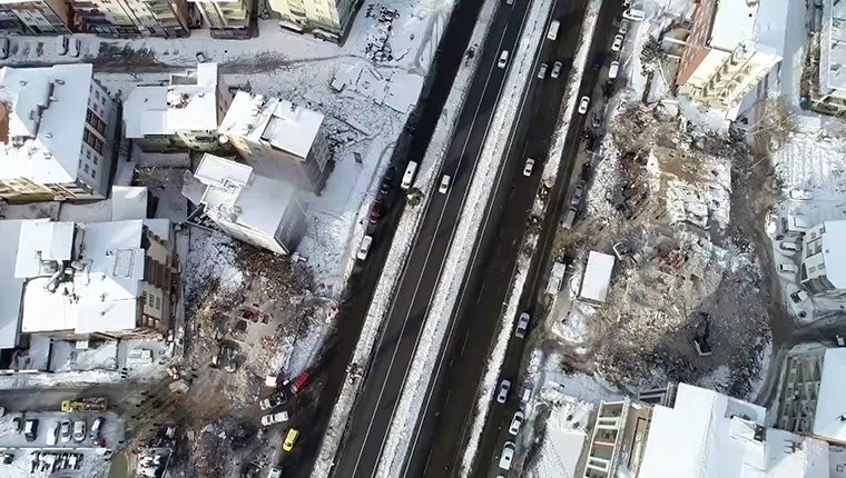 Malatya Buhara Caddesi'nde yıkılan binalar ve ekiplerin arama kurtarma çalışmaları