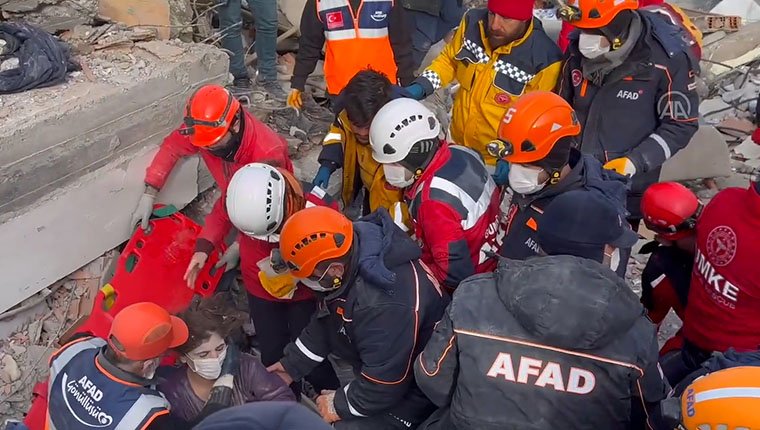 Adıyaman'da anne ile iki kızı enkazdan 54 saat sonra kurtarıldı