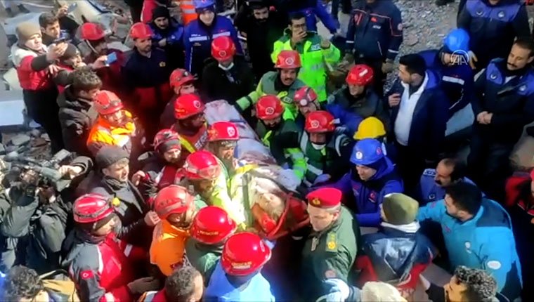 Pakistanlı ekip bir kadını 57 saat sonra enkazdan kurtardı