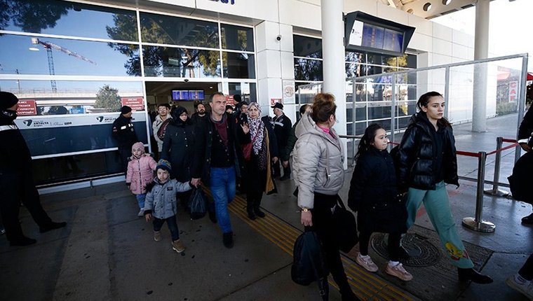 Deprem bölgesinden getirilen afetzedeler Antalya'da otellere yerleştiriliyor