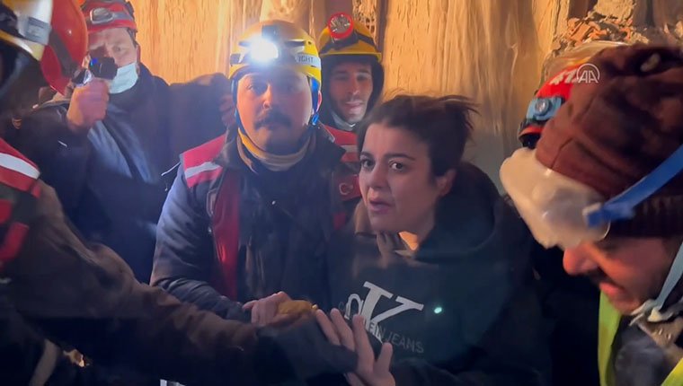 22 yaşındaki Leyla depremden 70 saat sonra enkazdan sağ olarak kurtarıldı