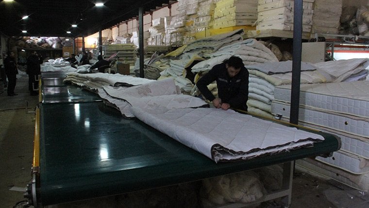 Kayserili mobilyacılar depremzedeler için battaniye ve uyku tulumu üretimine başladı