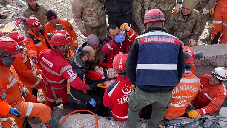 İslahiye'de baba-kız depremin 132. saatinde enkazdan kurtarıldı
