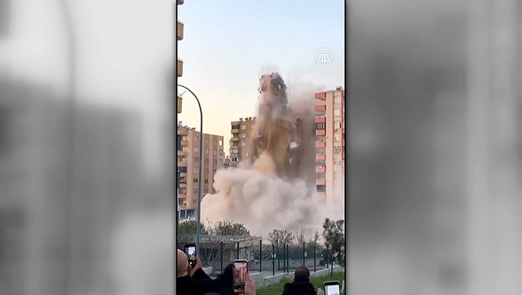 Adana'da hasarlı binanın tehlike oluşturan diğer kısmı kontrollü şekilde yıkıldı