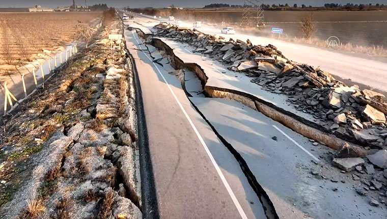 Antakya'da fay hattının geçtiği yolda oluşan yarıklar havadan görüntülendi