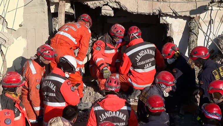 Depremin 198'inci saatinde iki kardeş enkaz altından çıkarıldı
