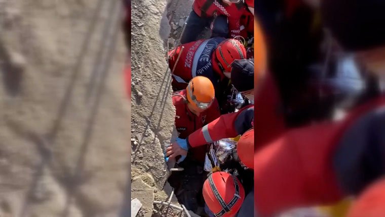 Depremin 222. saatinde enkazdan sağ çıkarıldı!