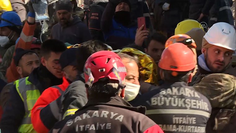 Depremin 248'inci saatinde 17 yaşındaki Aleyna Ölmez enkazdan çıkarıldı