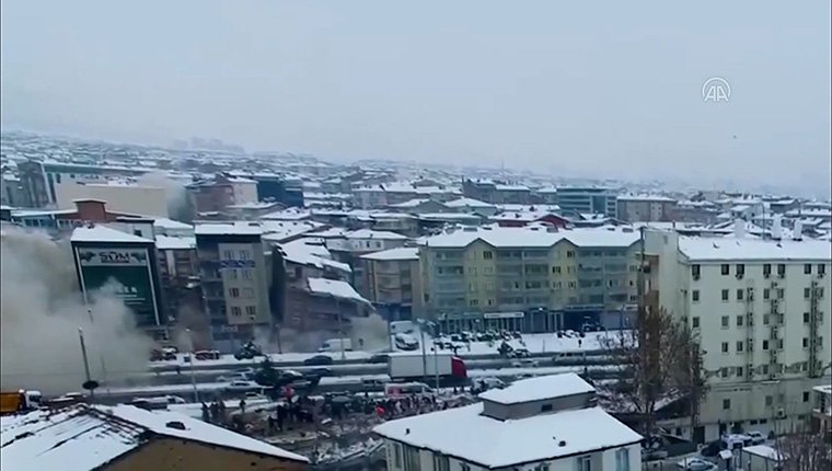 5 binanın ikinci depremde yıkılma anı dronla görüntülendi