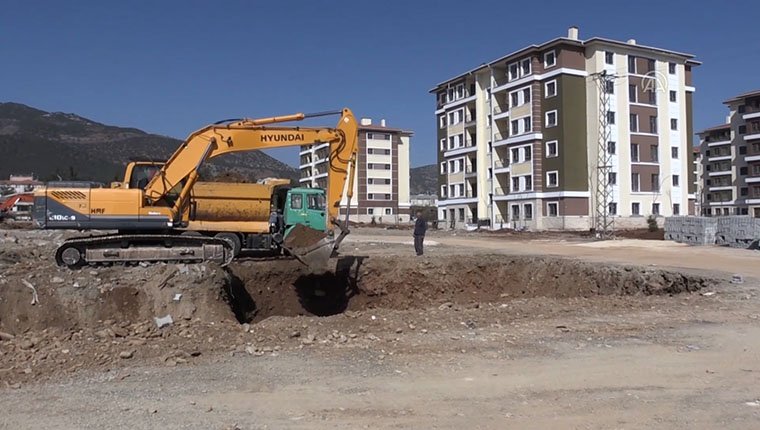 Nurdağı ve İslahiye'de ilk etapta yapılacak 855 konut için ilk kazma vuruldu