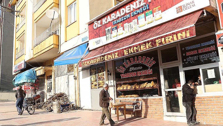 Depremin merkez üssü Kahramanmaraş'ta esnaf dükkanlarını açmaya başladı