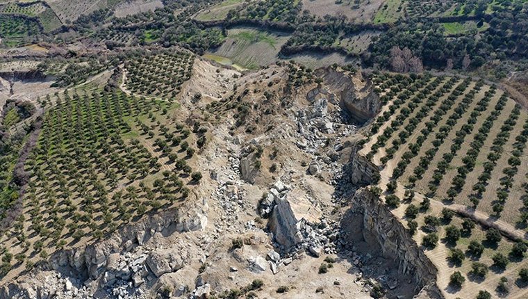 Hatay'da, depremde ikiye bölünen zeytinliğin bulunduğu bölge için kritik uyarı