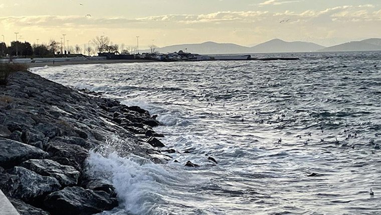İstanbul'da lodos nedeniyle bazı vapur seferleri yapılamıyor
