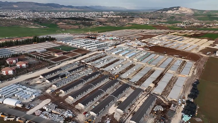 Adıyaman'da işçiler depremzedeler için prefabrik mesaisinde