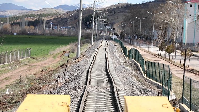 Depremin etkisiyle hasar gören tren rayları onarılıyor