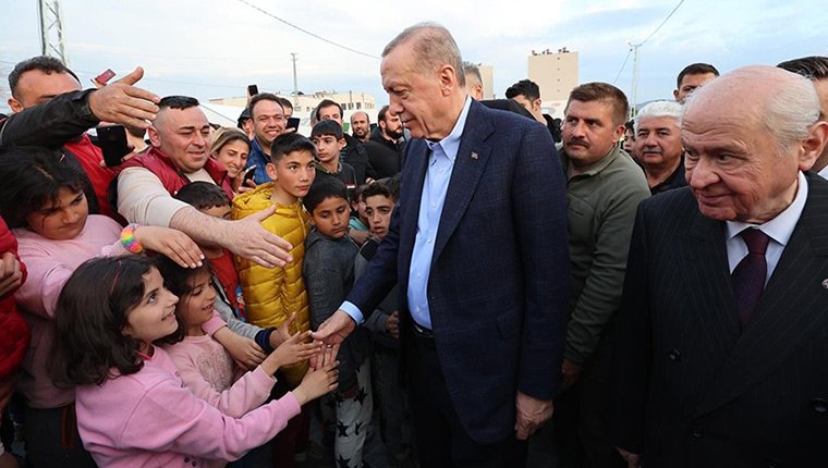 Cumhurbaşkanı Erdoğan depremzedeleri ziyaret etti