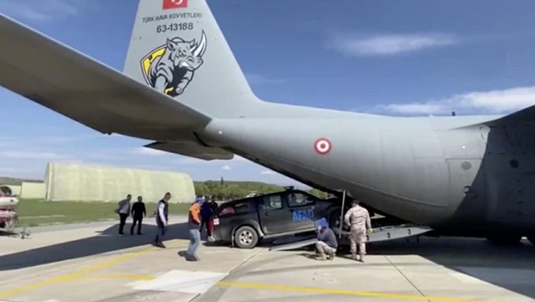 TSK'ya ait uçaklardan sel bölgesine malzeme sevkiyatı