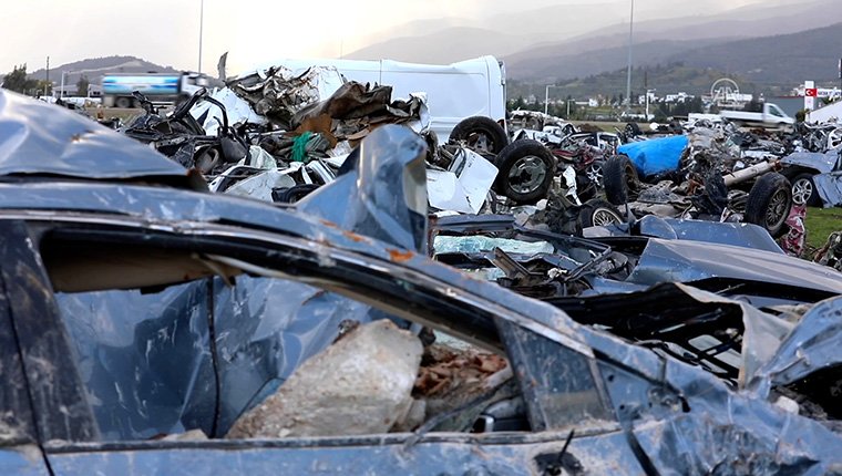 Hatay'daki "araba mezarlığı" felaketin boyutunu gözler önüne seriyor