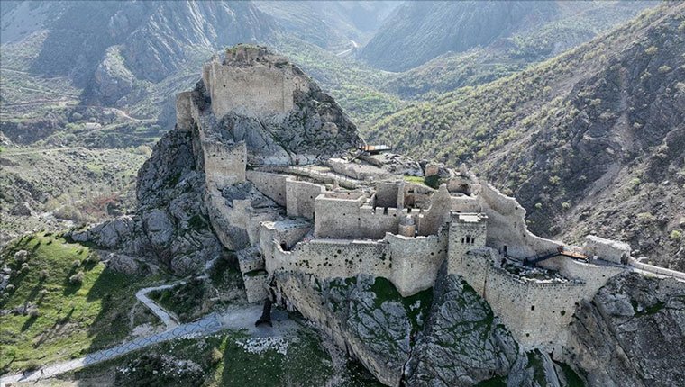 Depremlerde hasar gören Kahta Kalesi restore edilecek