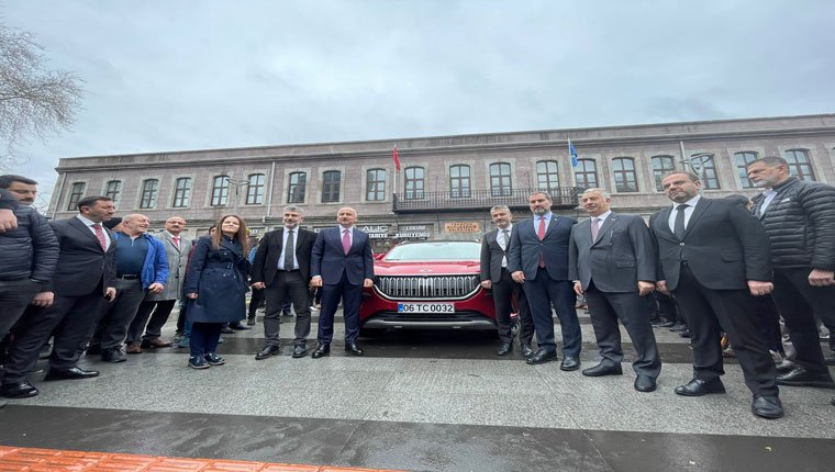 Bakan Karaismailoğlu, Seçim İrtibat Bürosu'na Togg T10X ile geldi