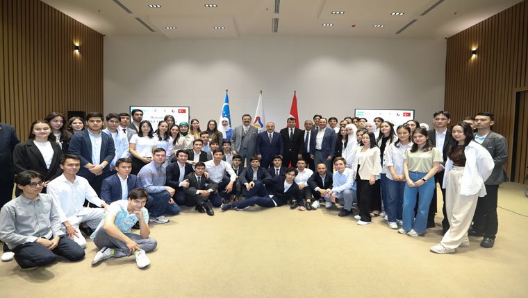 Bakan Varank, Togg heyetiyle Taşkent'te öğrencilerle buluştu!