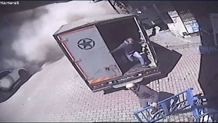 Güngören'de boşaltılan bina böyle yıkıldı!