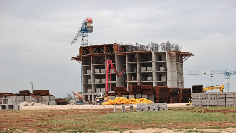 Adana'da depremzedeler için başlanan konutların inşası devam ediyor