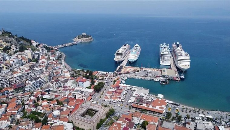 Kuşadası Limanı'na 4 kruvaziyer yanaştı!
