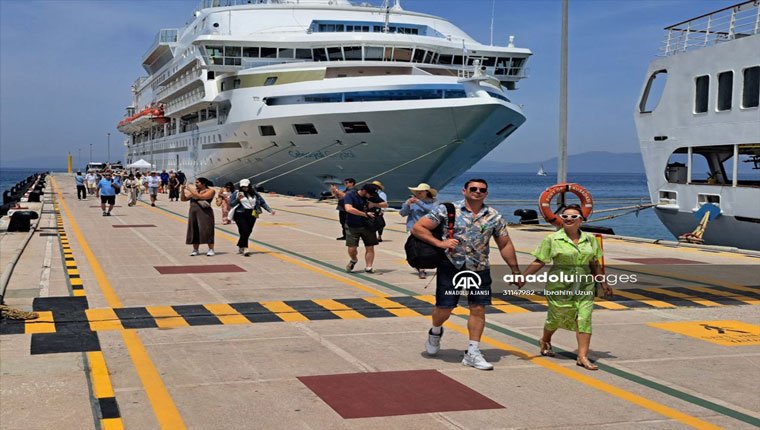 Kuşadası'na 5 kruvaziyerle 7 bin 550 turist geldi!