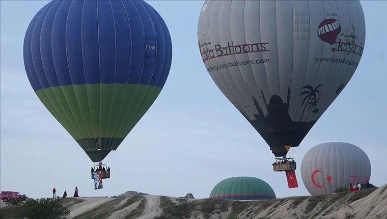 Kapadokya'da balonlar Türk bayrakları ve Atatürk posteri ile uçtu!