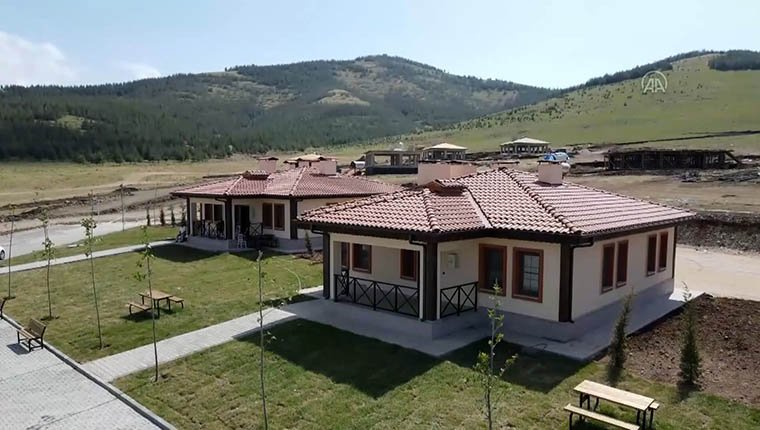 Bakan Kurum, depremzedeler için yapılan köy evlerinin görüntülerini paylaştı