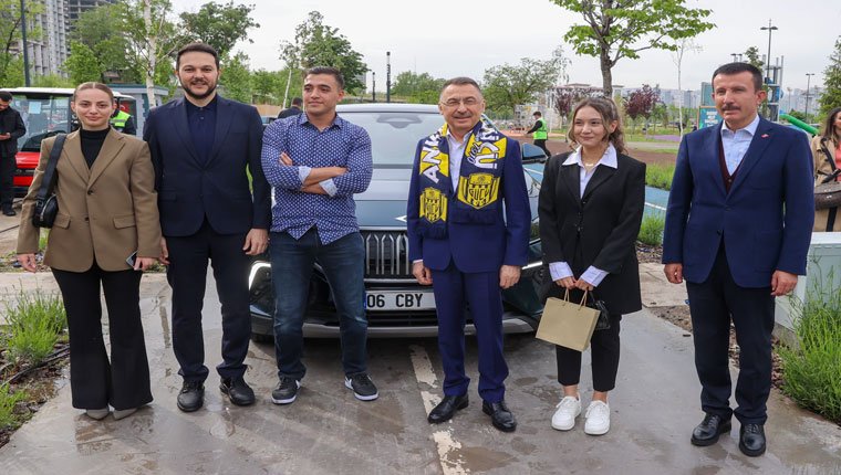 Cumhurbaşkanı Yardımcısı Oktay gençlere Togg deneyimi yaşattı!